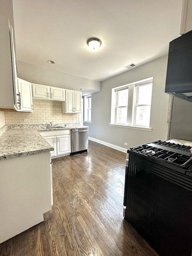 4454 N Sheridan Rd unit 2, Chicago, IL 60640 - photo 2