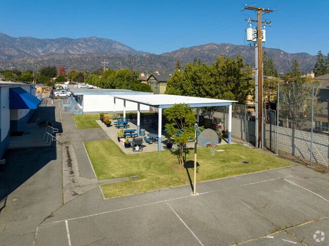 Mountain Park School has basketball courts on campus.