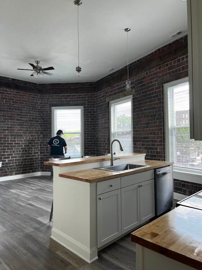 4 W State St, Athens, OH 45701