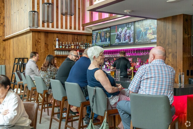 Everett is just minutes away from many great restaurants in downtown Lincoln.