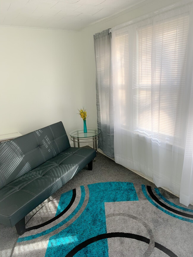 24111 143rd Ave Unit 1fl, Rosedale, NY 11422