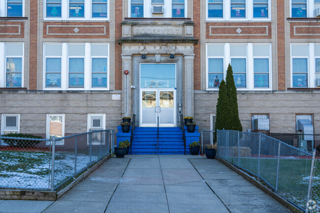 The Roosevelt Elementary School has students from grade 3-5.