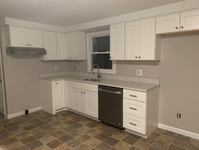 56 Hall St, Manchester, NH 03103 - photo 2