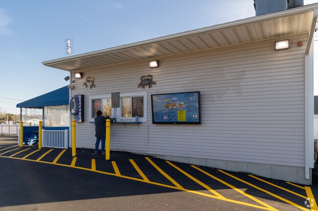 Seafood hut is a popular eatery for Acushnet locals.