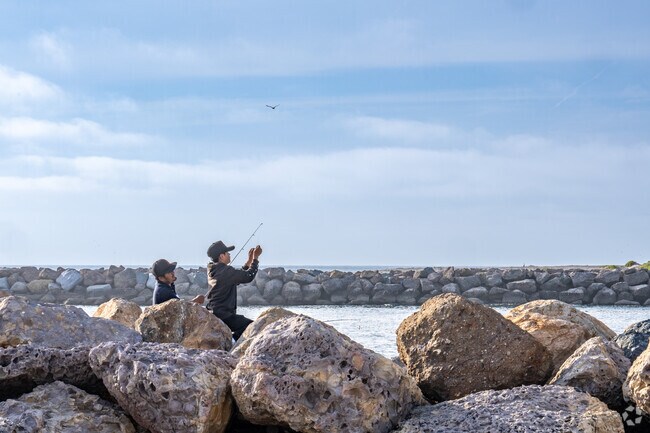 When locals want to go fishing they go to Silver Strand Beach.