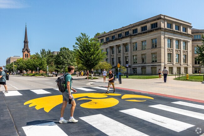 The University of Iowa is just a few minutes away from Ty N Cae.