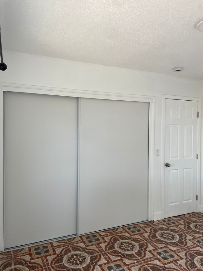 711 W 81st St, Los Angeles, CA 90044 - photo 4