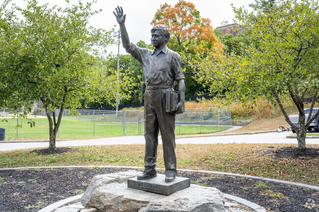 Find the inspiring Julio Cesar sculpture in Valley, RI, celebrating Mexican workers.