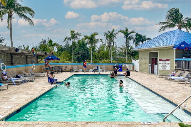 The Boathouse Bar & Grill features an outdoor pool.