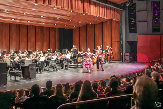 Enjoy live entertainment while browsing artisan creations at the Bankhead Art Fair.