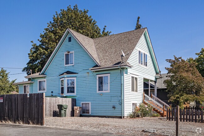 Older bungalows are common housing option in Willamette, OR.