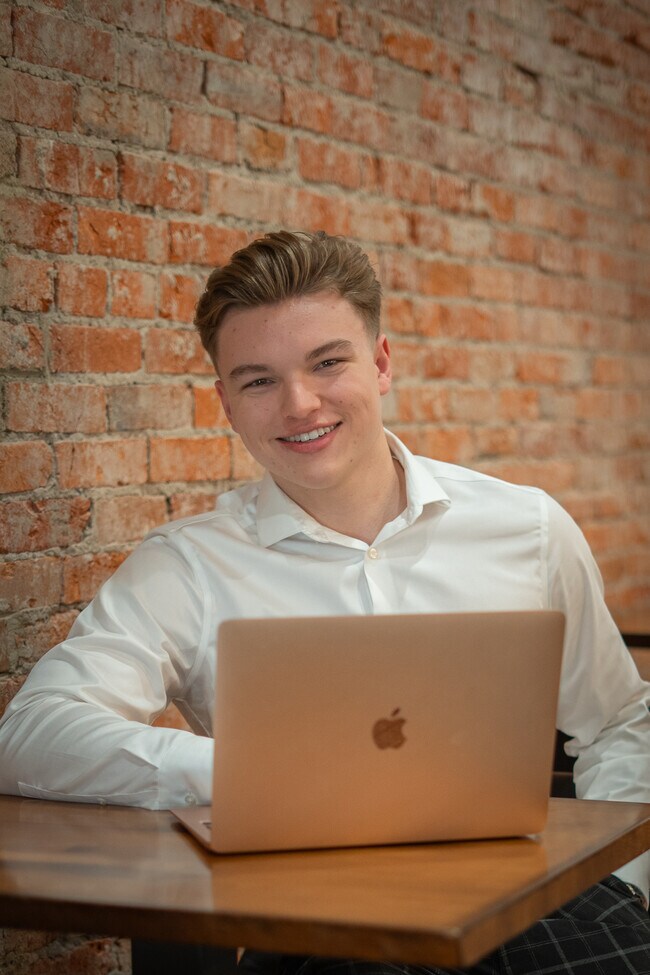 Agent Photo
