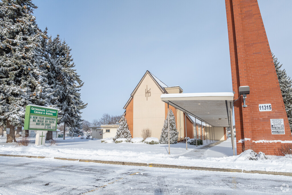 Gethsemanee Lutheran is located close to many homes in the neighborhood.