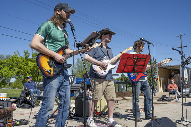 You can even enjoy live music at Northside Farmers Market in Lake View Hill.