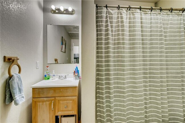 112 E Davilla St unit B, Granger, TX 76530 - photo 3