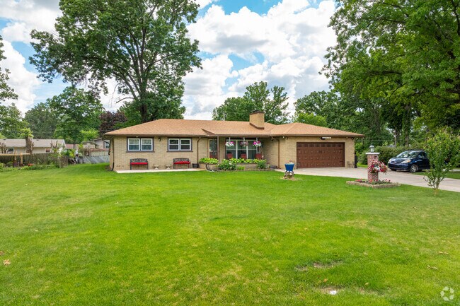 Hickory Grove residents enjoy large lot sizes.