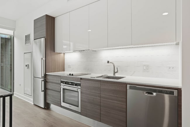 210 W Hubbard St, Chicago, IL 60654 - photo 4