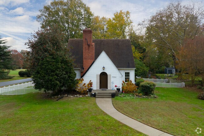 Queenstown’s cottage homes offer cozy living in a scenic setting.