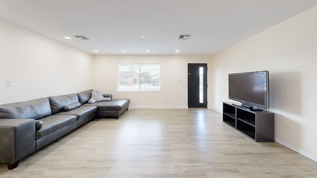 2232 W San Miguel Ave, Phoenix, AZ 85015 - photo 2