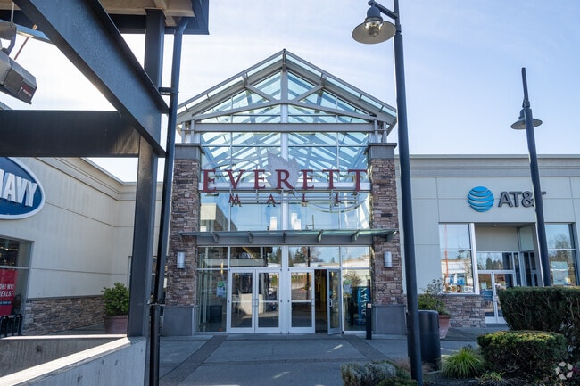 Everett Mall has abundant shopping options.