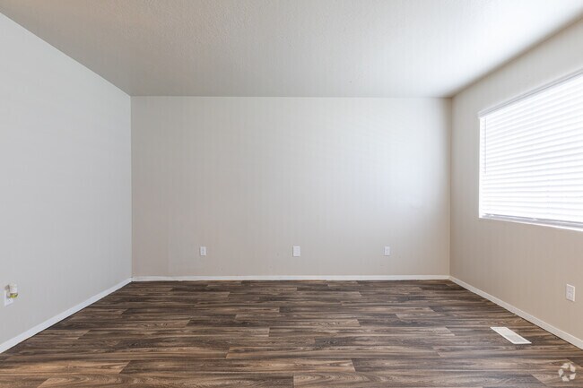 2BR, 2BA - 780SF