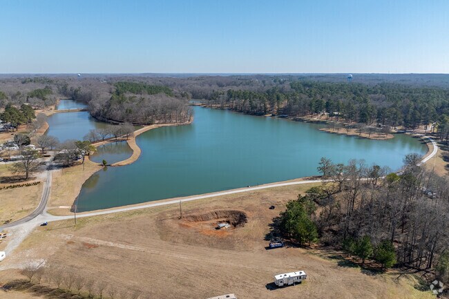Located on the edge of downtown Jefferson, Crows Lake features a lively atmosphere, hosting annual sporting events that draw both participants and spectators.