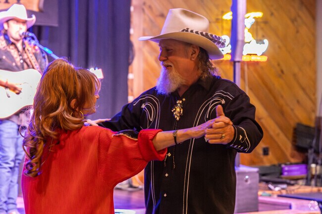 Lindale locals head to Texas Music City Grill for live music and dancing.