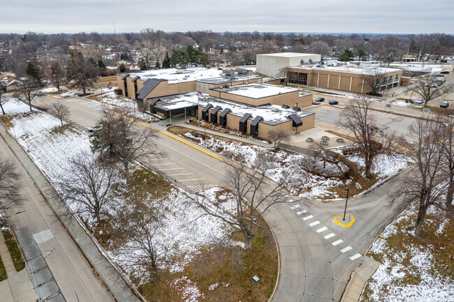 Montclair Elementary School is conveniently located amongst central Omaha neighborhoods.