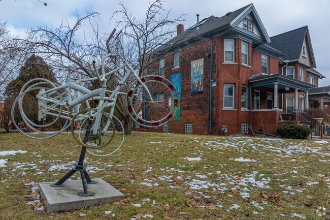 Public sculptures are found throughout Woodbridge’s outdoor spaces.