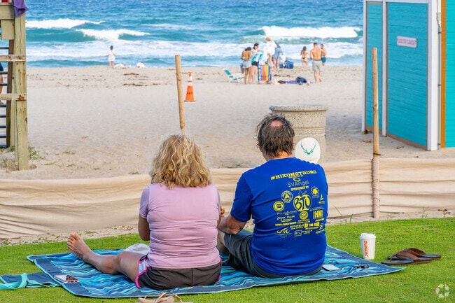 Nearby golden sands and calm waters make Margate Gardens ideal for sunbathing and relaxation.