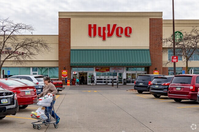 Hy-Vee offers fresh groceries and friendly service near Riverview.