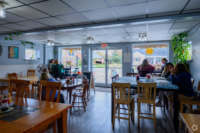 Poquoson's 185 has friendly staff and comfortable indoor and outdoor seating.