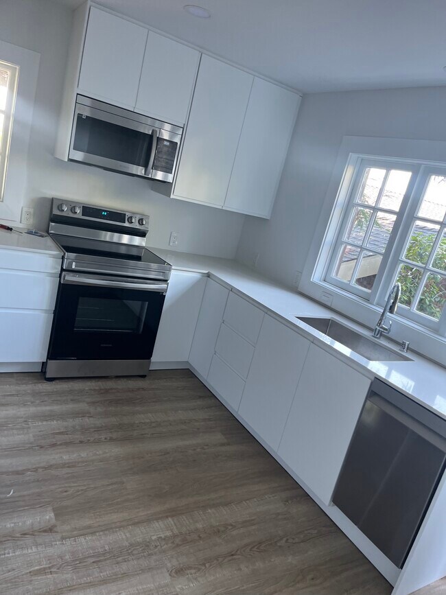 Full modern kitchen with electric oven