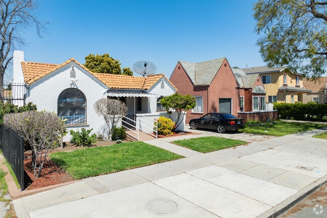 Many different home styles can be seen lining the streets of Florence.