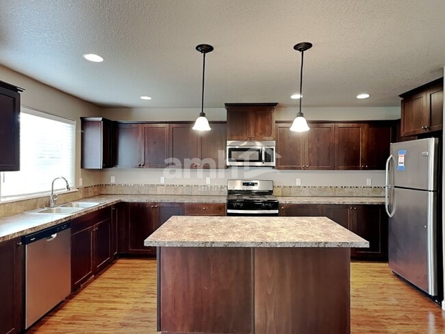 468 Tulip Ave, Woodburn, OR 97071 - photo 4