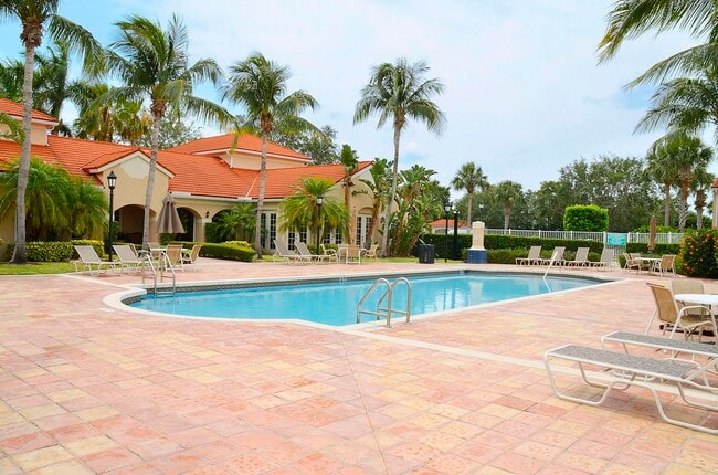 1590 S 42nd Cir unit 307, Vero Beach, FL 32967 - photo 2