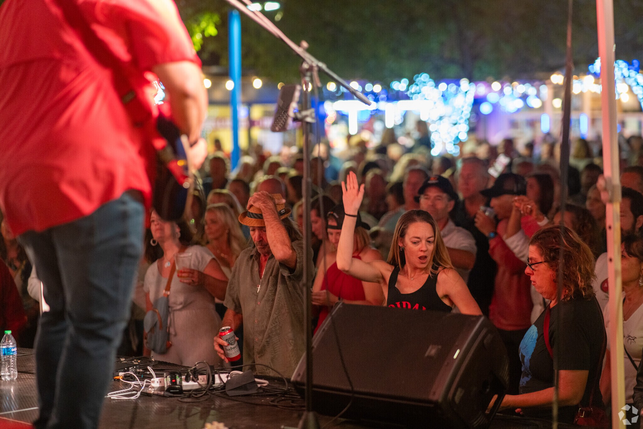 Theres is a concert Every Friday at the beach Close to Knoll Ridge Neighborhood.