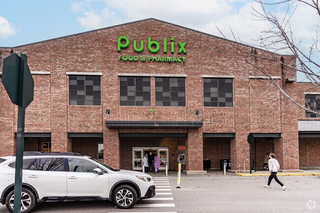 Locals can get thier groceries from Publix.