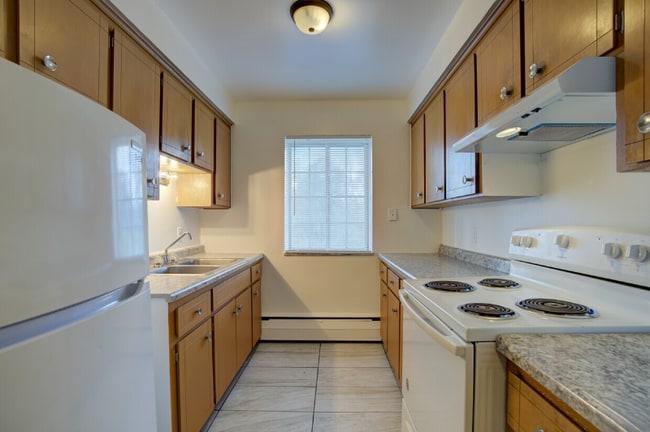 4865 Cadieux Rd unit Apartment 11, Detroit, MI 48224 - photo 7