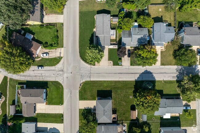 Trails connect Oakwoods' sidewalks and a homeowner’s association organizes events for neighbors.