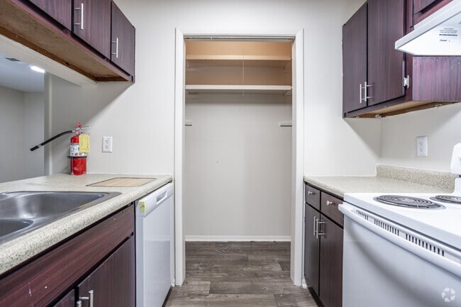 2BR, 2BA - 985SF - Kitchen