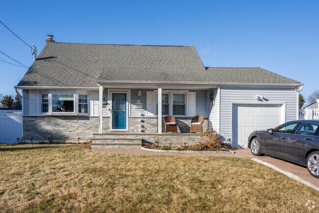 Cape Cod style homes embrace contemporary design while embracing New England roots.