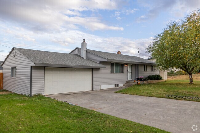 A ranch-style home with an attached garage in Metaline.