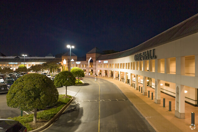 White Oaks features numerous shopping and dining options along Poplar Ave.
