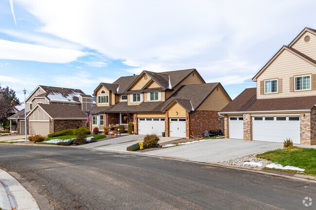 Many homes in Belleview Acres sell for between $850,000 and $900,000.