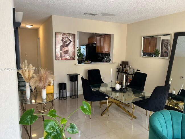 9491 Palm Cir N, Pembroke Pines, FL 33025 - photo 5