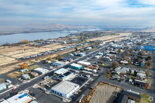 Umatilla sits on the Columbia River, being the last town along Interstate 82 before crossing into Washington State.