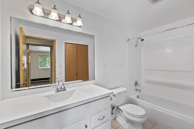 West Seattle Flats: Leasing Specials! Beautiful City Living Close to Beaches and Parks, Seattle, WA 98126 - photo 5