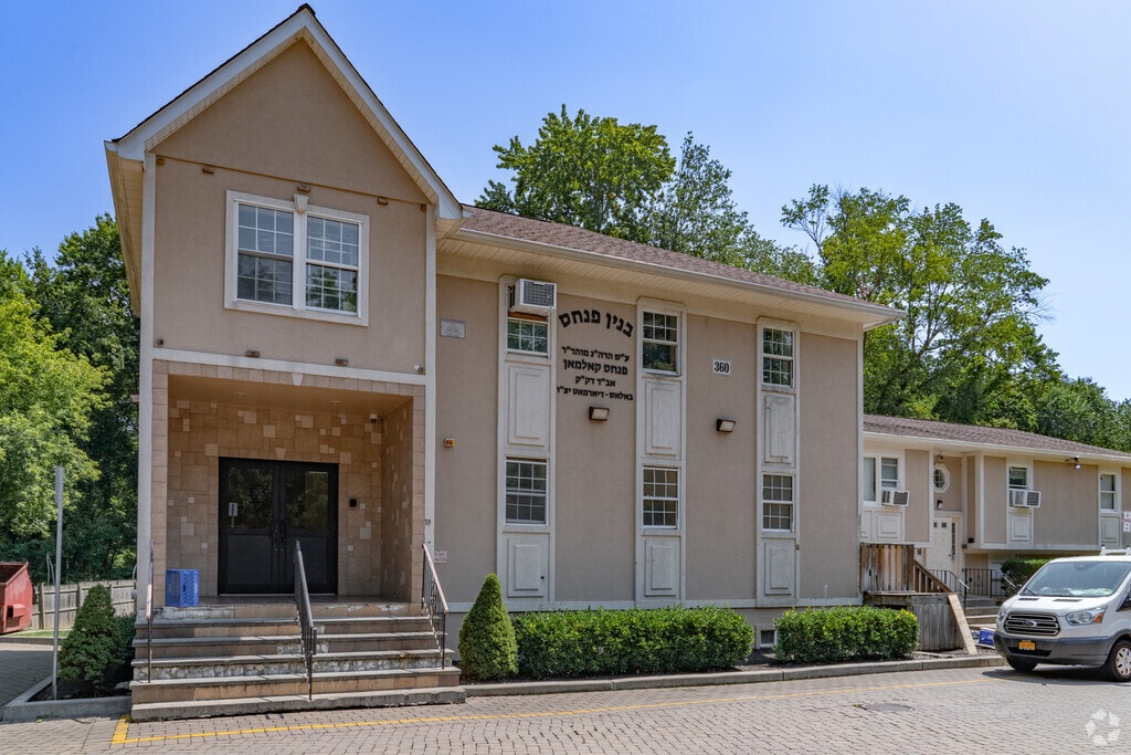 Yeshiva Ohr Torah is a private Jewish high school located in Monsey, NY.