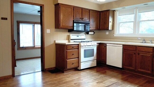 1224 Dean St, Saint Charles, IL 60174 - photo 7